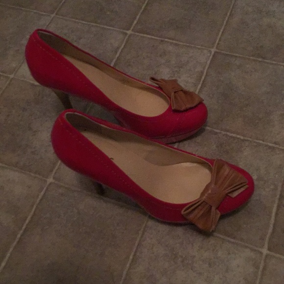 Red heels with a tan bow!! - Picture 3 of 4